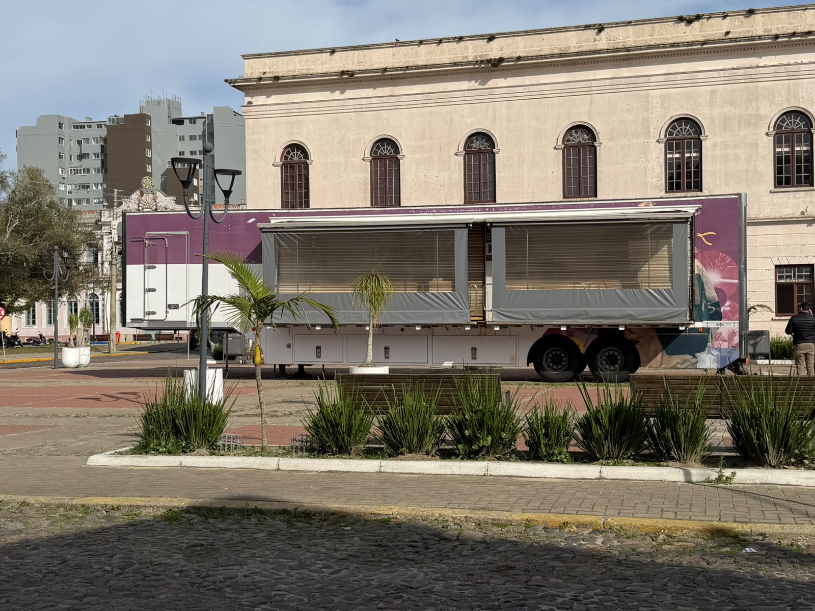 Módulo itinerante estacionado em frente à fachada clássica do Mercado Público