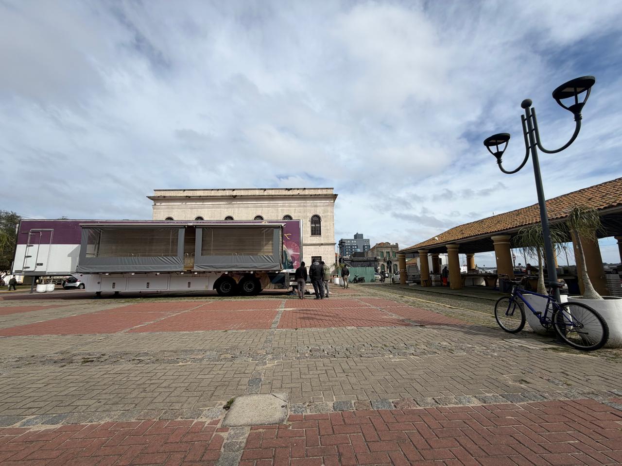 Largo anexo ao Mercado Público, com um módulo itinerante estacionado diante da Banca do Peixe
